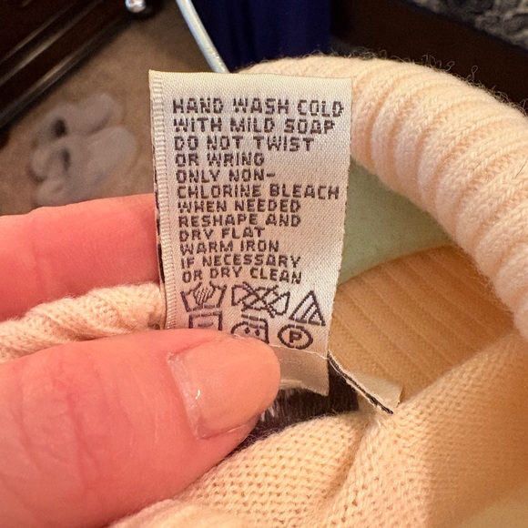 Neiman Marcus Cream Cashmere Turtleneck Sweater - Picture 7 of 7
